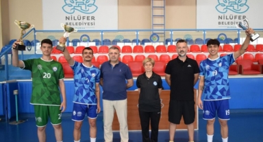 Nilüfer hentbol altyapı takımları kupayla döndü