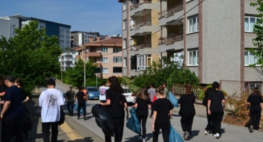 Öğrenciler muhtarla, sokak sokak temizlik yaptı