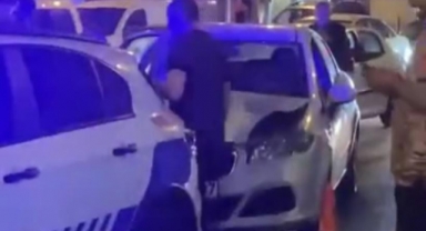 Önce taksiye sonra polis aracına çarptı