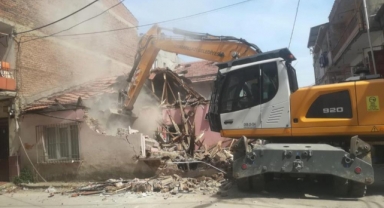 Osmangazi’de tehlike arz eden metruk binalar yıkıldı
