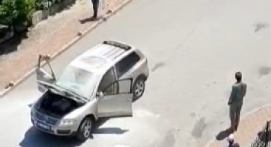 Otomobil seyir halindeyken alev topuna döndü