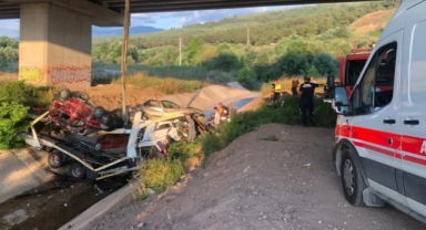 Otomobil taşıyan tır viyadükten uçtu: 1 yaralı