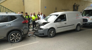 Otomobile arkadan çarpan hafif ticari şoförü yaralandı