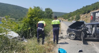 Otomobiller kafa kafaya çarpıştı: 4 yaralı