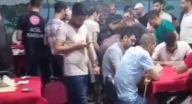 Sara nöbeti geçiren adama aldırmadan okey oynadılar