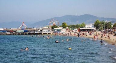Sıcak havadan bunalanlar, sahillere akın etti