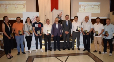 Spor Şenlikleri’nde görev alanlara teşekkür plaketi