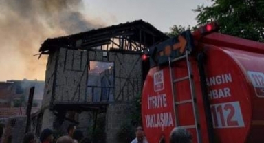 Tarihi ev alev alev yandı