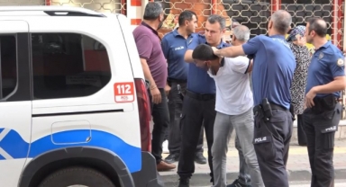 Üvey annesini darp edip kendini eve kilitledi
