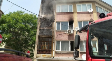 Yangında mahsur kalanları kapıyı kırarak kurtardılar