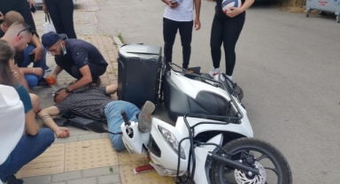 Yaralı moto kuryeye ilk müdahaleyi vatandaşlar yaptı