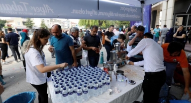 YKS'ye giren öğrencilere kahve, çay ve su ikramı