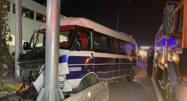 Yolcu minibüsü yön levhasına çarptı: 1'i ağır 12 yaralı