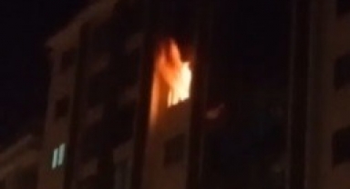 7 katlı binanın 5’inci katındaki daire alevlere teslim 