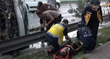 Ağaçları yerinden söken kamyonet yan yattı
