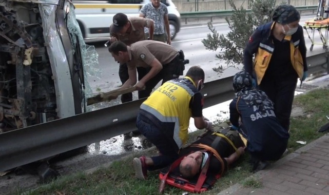 Ağaçları yerinden söken kamyonet yan yattı