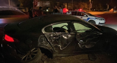 Alkollü sürücü lüks aracıyla direğe çarptı: 1 yaralı