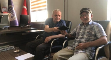 Altın ve para dolu çantayı sahibine teslim etti