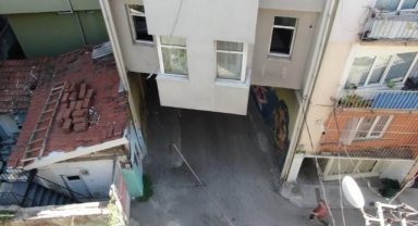 Altından tünel gibi yol geçiyor