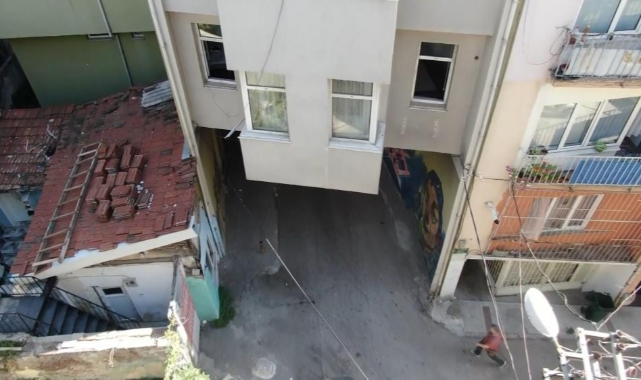 Altından tünel gibi yol geçiyor