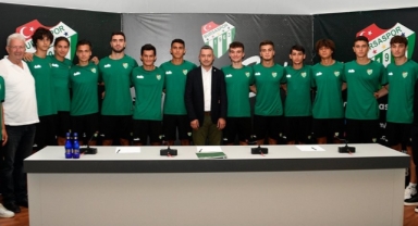 Altyapıdan 13 futbolcu ile profesyonel sözleşme