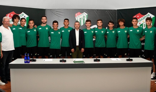 Altyapıdan 13 futbolcu ile profesyonel sözleşme