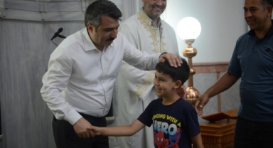 Başkan Oktay Yılmaz bayramı Tatbikat Camii’nde karşıladı