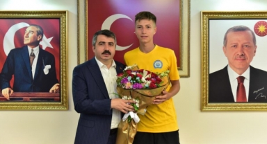 Başkan Yılmaz milli sporcuyu ağırladı