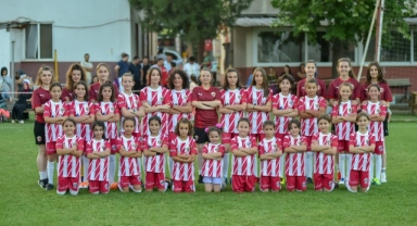 Bordo Beyaz Prensesler sahaya indi