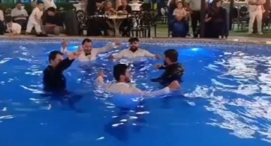 Damadı havuza attılar, suda çiftetelli oynadılar