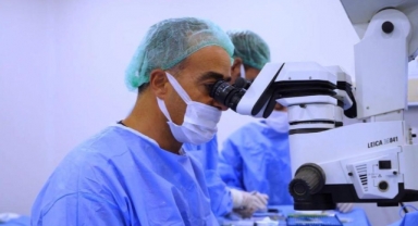 Doktor meslektaşlarını gözlükten kurtardı