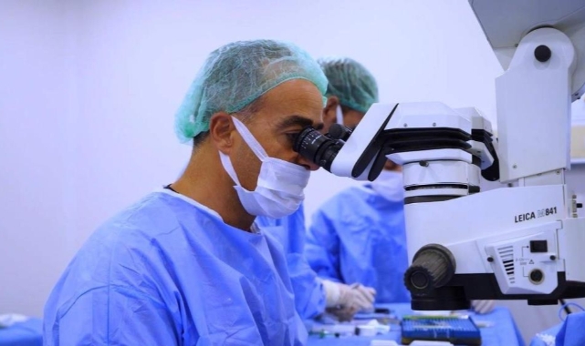 Doktor meslektaşlarını gözlükten kurtardı