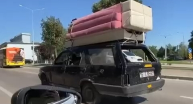 Ehliyetsiz sürücü otomobilin tavanında koltuk taşıdı