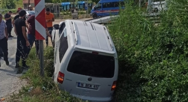 Hafif ticari araç kanala uçtu: 5 yaralı