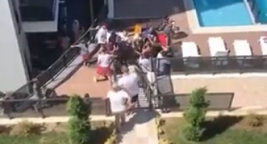 Havuza girmek isteyen site sakinleri birbirine girdi