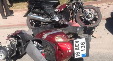 İki motosiklet kafa kafaya çarpıştı: 3 yaralı