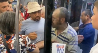 Kadınların ayaklarını çeken kişiye meydan dayağı
