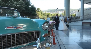 Klasik araçlarla dünya evine girdiler