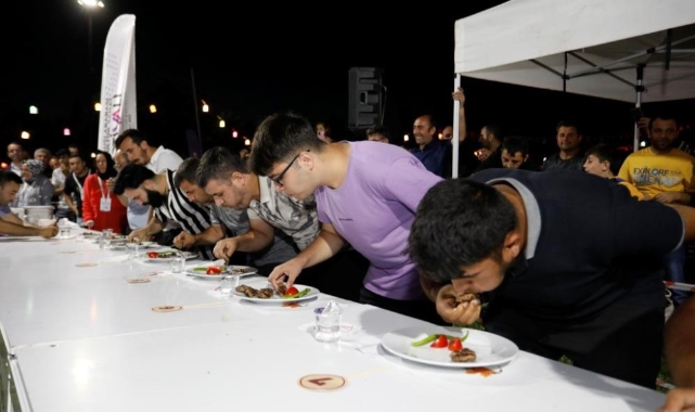 Köfte yarışması renkli görüntülere sahne oldu