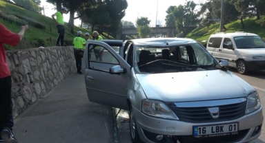 Köprüden atladı otomobilin üzerine düştü: 3 yaralı