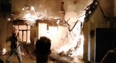 Kullanılmayan bina alev alev yandı