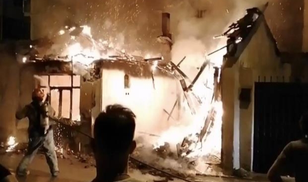 Kullanılmayan bina alev alev yandı