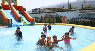 Okul bahçeleri tatil köyüne dönüştü