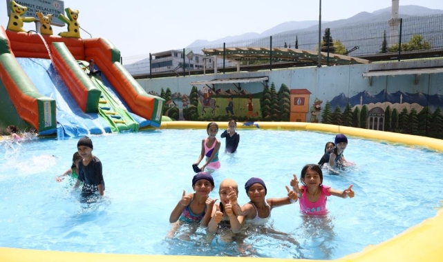 Okul bahçeleri tatil köyüne dönüştü