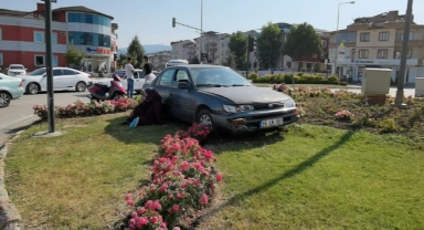Otomobil, motosiklete çarpıp refüje çıktı
