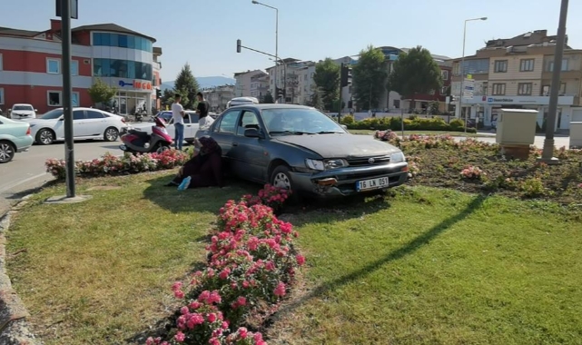 Otomobil, motosiklete çarpıp refüje çıktı