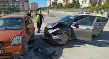 Otomobillerin çarpıştığı kaza kamerada