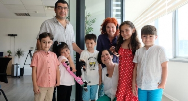 Robot eller çocukların yüzünü güldürdü