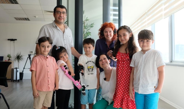 Robot eller çocukların yüzünü güldürdü