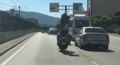 Seyir halindeki motosiklette sandalye taşıdı